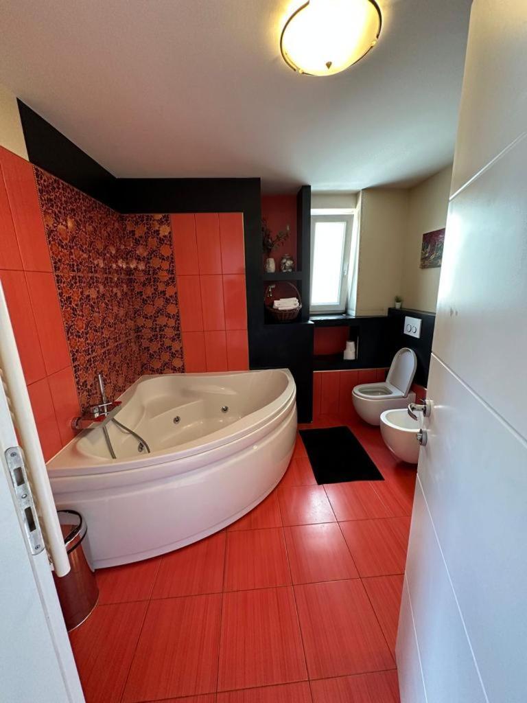 Jacuzzi Apartment - Center Загреб Экстерьер фото